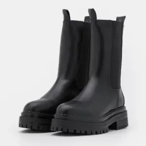 Säljer dessa skitsnygga boots från raid som jag nyligen köpt av en tjej på Tise men inte alls använt då de va fel storlek! Skorna är i strl 39 och är true to size! Skorna är även i super skick💖💖💖💖 nypris: 700kr