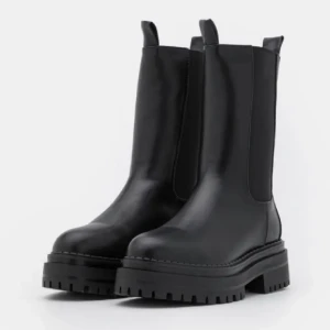 Svarta boots  - Säljer dessa skitsnygga boots från raid som jag nyligen köpt av en tjej på Tise men inte alls använt då de va fel storlek! Skorna är i strl 39 och är true to size! Skorna är även i super skick💖💖💖💖 nypris: 700kr