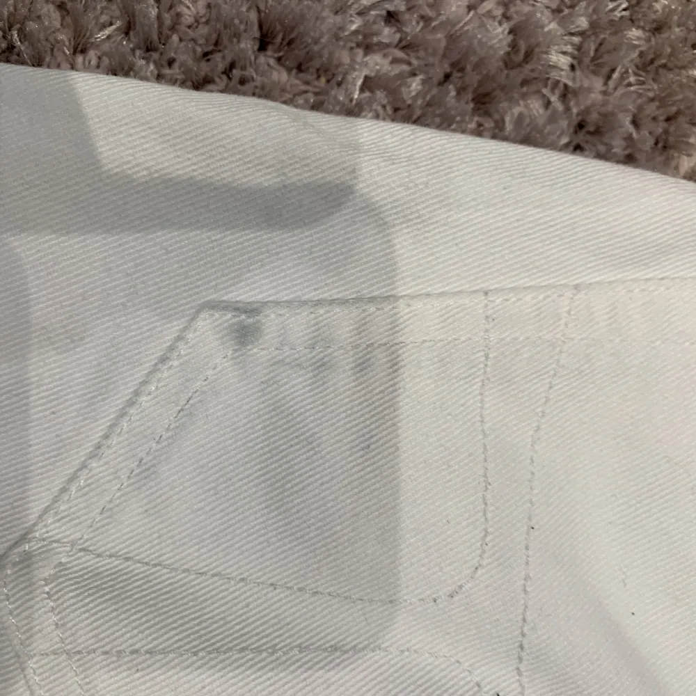Vita bootcut jeans från Tiger of Sweden, strl 26/34. Liten fläck på bakficka. . Jeans & Byxor.