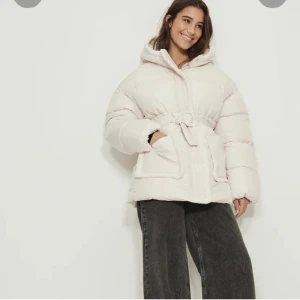 Vit jacka  - Säljer nu världens finaste och varmaste vinterjackan från NA-KD💗 den är i jätte fint skick och köpt för 900 kr! Skriv om du vill veta något eller är intresserad av att köpa💗 kan tänka mig att sänka priset vid snabb affär 