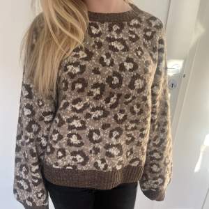 Jättefin stickad leopard tröja som aldrig använts! Perfekt nu till vintern❣️