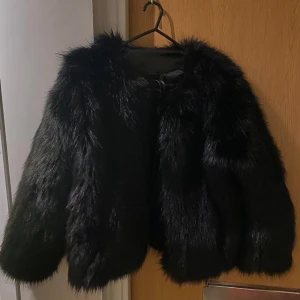 Svart päls jacka - Super fin svart päls jacka! Ganska så varm så funkar perfekt för vintern, använd 1 gång. I storlek L men skulle säga att den sitter som en S lr M