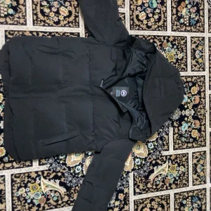 Canada goose jacka  - Jackan är ny, användes endast enstaka gånger, 