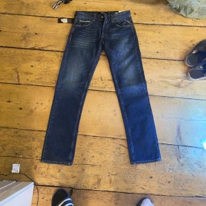 Replay Grover Jeans  - Helt nya, fick de i julklapp o de passar inte riktigt. Var beställda månad sen så de går ej att returnera. Pris kan diskuteras jag vill bara ha de sålda. Inga defekter eller något har bara provat de.