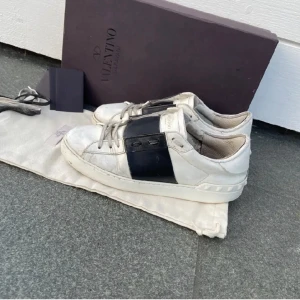 Valentino skor  - Säljer mina valentino som är i gott skick 8/10 allt og på bilder medföljer vid köp 100% äkta hör av er vid frågar pris kan diskuteras vid snabb affär!!