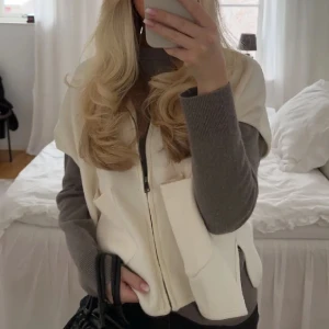 Zara - säljer denna i grå, stl 140 men passar mig som vanligtvis har S💘💘