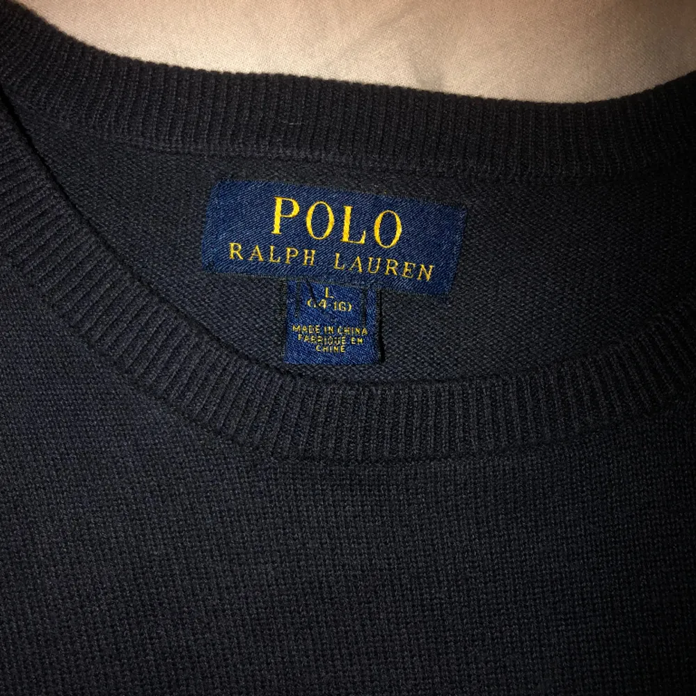 Säljer stickad polo Ralph lauren tröja, då den är för liten för mig. Den har inte använts på jättelänge, så den är i bra skick.. Stickat.