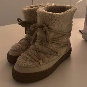 Inuikii liknande skor. Storlek 38, använda 1 gång. Köpta vintern 2022 från  & other stories för 1700kr  Säljer för 700kr