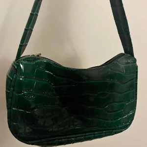 Grön och vit väska - Två söta väskor som jag söljer i pack! 2 för 35kr 😍😍😍