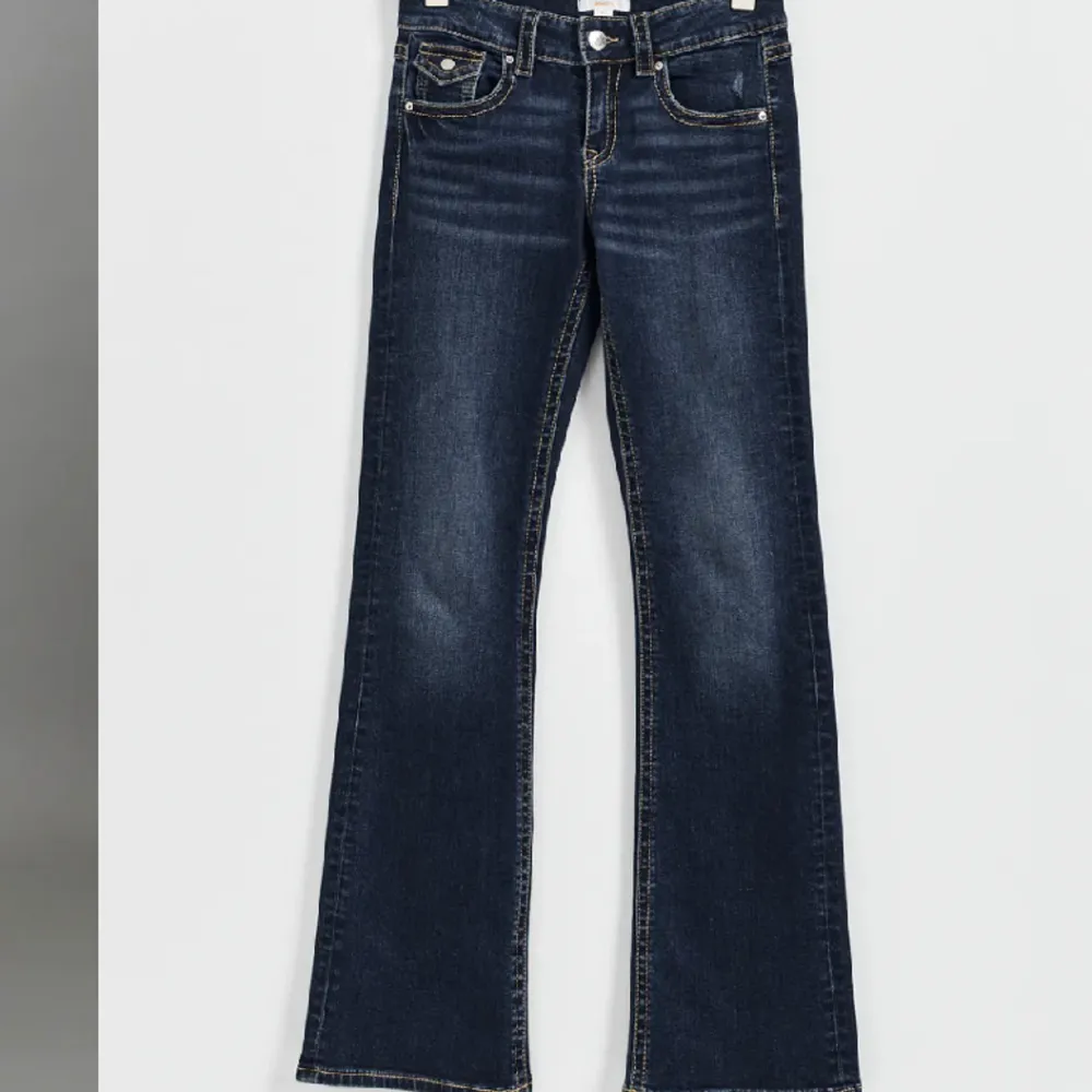 Low waist bootcut jeans från Gina tricot, helt nya!💕. Jeans & Byxor.