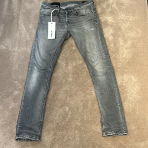 Dondup jeans - Hej! Säljer dessa grishiga jeans pågrund av liten användning! Inga defekter! Färg grå Cond:8/10