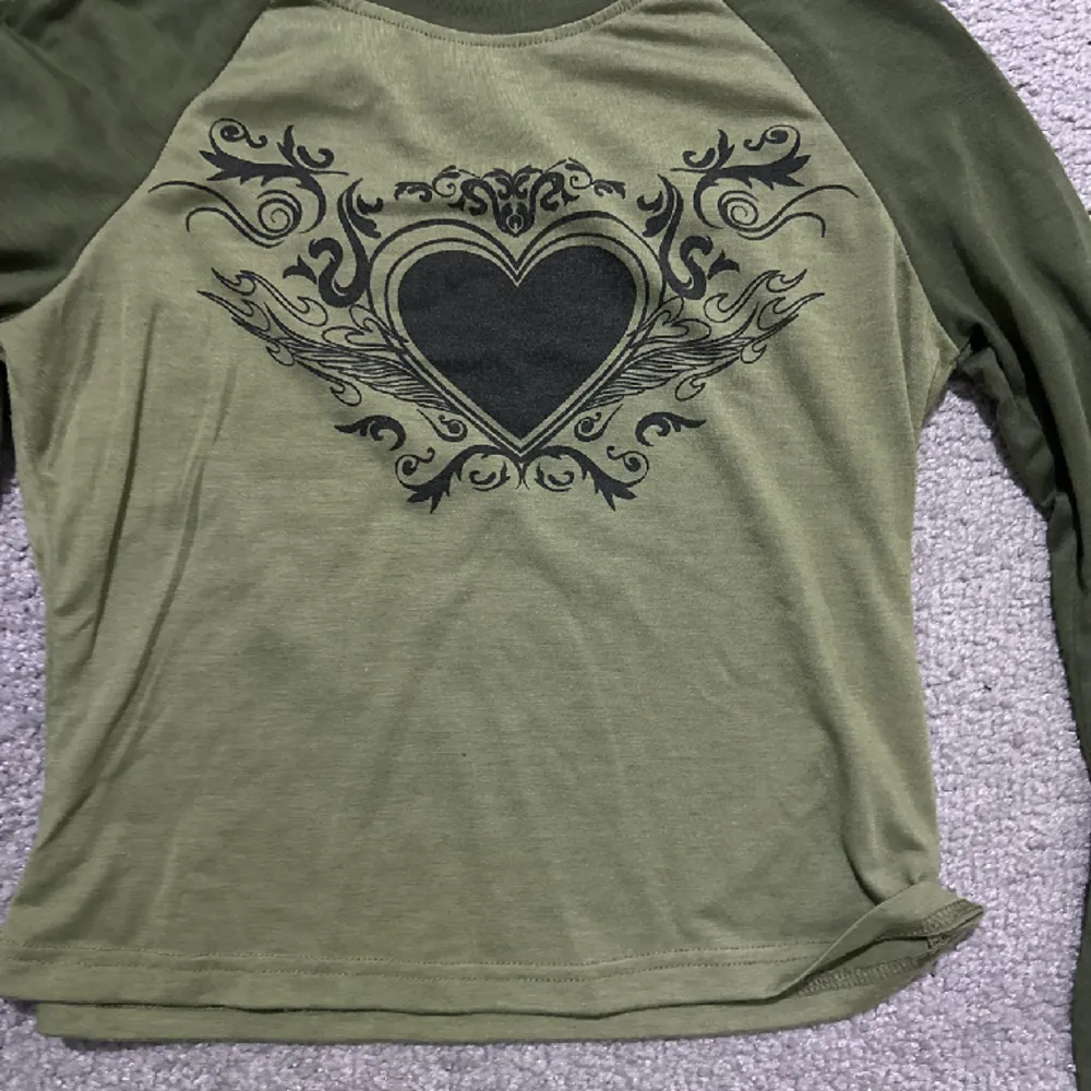 Size:S, US 4, EUR 36 Color: light Green and dark green on the sleeves. It’s very very soft and warm. It’s a crop top.More info message me.. Toppar.