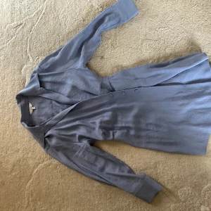 Blå klänning  - Fin blå klänning från & Other stories. Har används en gång och ör därför i mycket bra skick och kvaliteten är även mycket bra💗