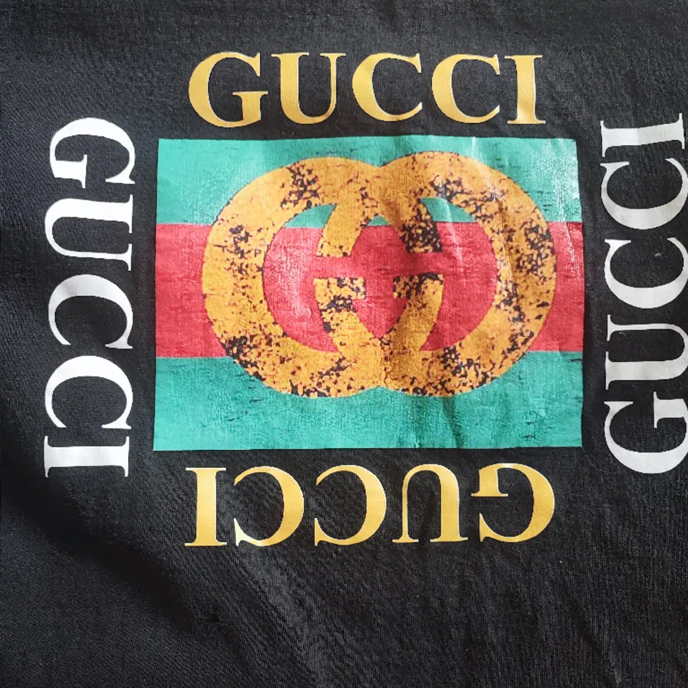 Gucci T-shirt i strl XL, skick 9/10 kommer från ett rökfritt och djurfritt hem,. T-shirts.