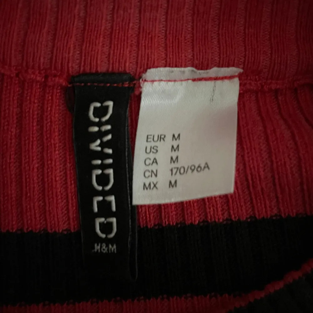 Röd-svart- och vit-randig tröja från H&m i storlek M. Bra skick. . Tröjor & Koftor.