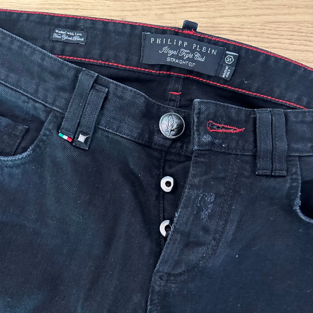 Säljer ett par Philipp Plein jeans stl 31.   Inköpta på st James’s i Göteborg för 5000kr. Använda ett fåtal gånger.  Skickas spårbart inom Sverige. Jeans & Byxor.