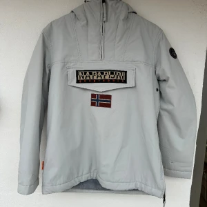 Napapijri Jacka. Stl S - Ljusgrå Napapijri Jacka Stl S Nyskick