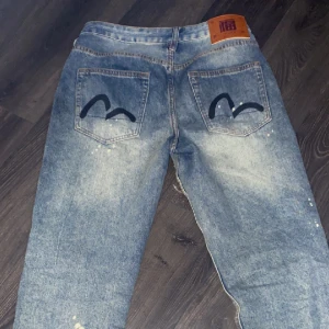 EVISU JEANS - Tjena, säljer nu mina Evisu jeans i storlek 30/30 pågrund av att dom är lite för stora för mig! Det är regular fit.