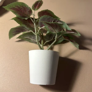 Falsk liten planta - Liten planta i plast från ikea, inga defekter 💕