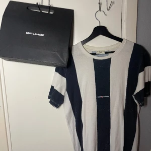 Saint Laurent T-shirt - Färg: Vit och blå Storlek: S Skick: 5/5  Nypris: 465€ (5150kr) 