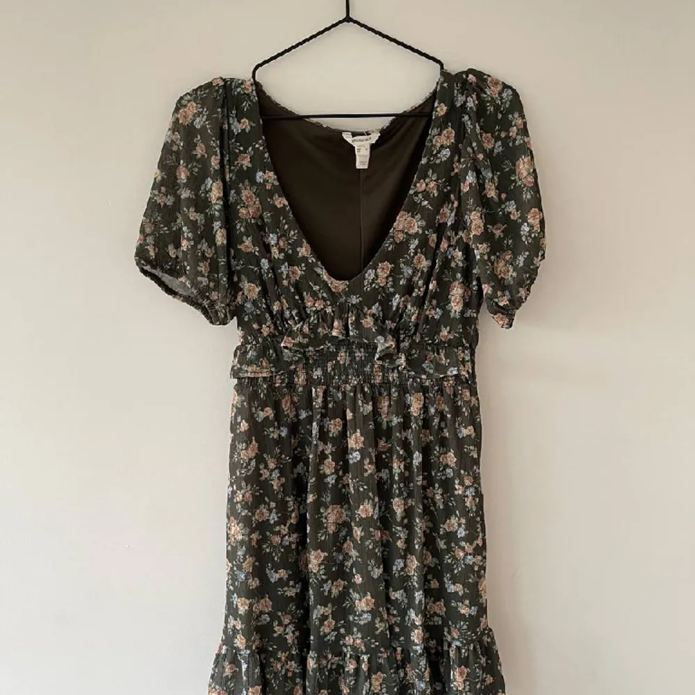 pretty green dress with flowers, almost new and looks really good 💘. Klänningar.