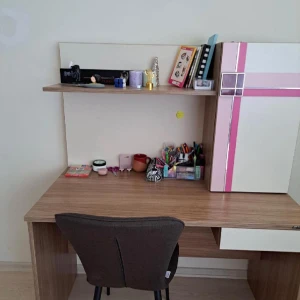 3 fina sängar+ skrivbord - Säljer nu mina fina 3 sängar + ett skrivbord. Använda ett par år men i jätte fint skick, 1 säng eller skrivbordet för 1250kr eller så kan man få paketpris vid köp av flera tillsammans. Mått är 90/200.