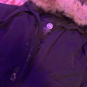 Canada goose  - Säljer min canada goose jacka då jag ska köpa ny till nästa vinter andvänt några gånger bara.