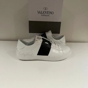 Valentino skor - Jag säljer mina valentinos som är använda inomhus vid ett tillfälle är ej min storlek därför säljer jag