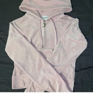 Rosa Juicy  - Jätte jätte fin juicy i rosa färg med luva också! Alla diamanter sitter kvar på framsidan och baksidan och inga defekter!💕pris går att diskuteras💗