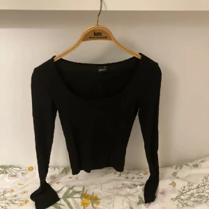 Tröja gina - Populär svart långärmad från gina, den är ganska urringad så man kan vända den bak och fram för att få den djup i ryggen. Slits i ärmarna❣️