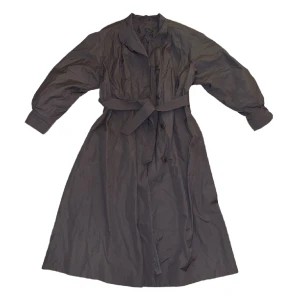 Trenchcoat - Grå trenchcoat med bälte. Köpt second hand, gott skick. 