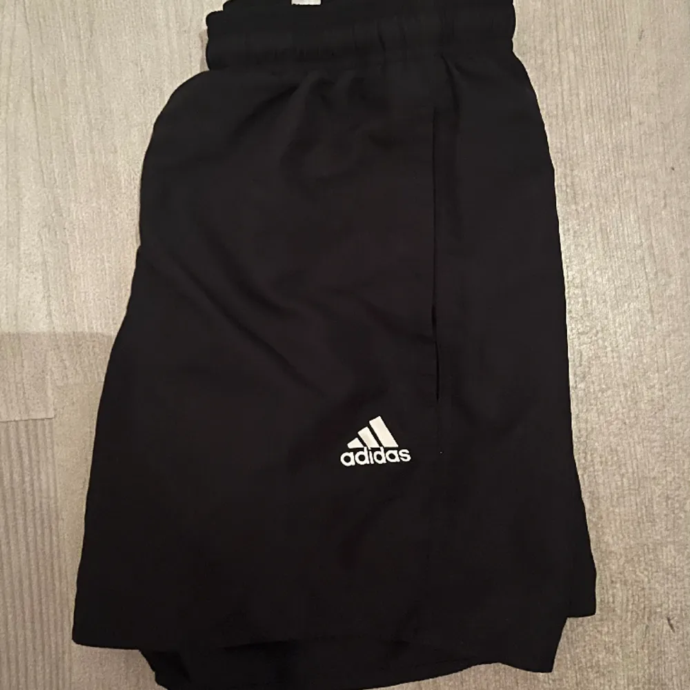 Jätte fina adidasbadshorts köpta på deras hemsida. Köpte de i somras men då de inte passade har de bara dammat. Använda Max 1 gång.. Shorts.