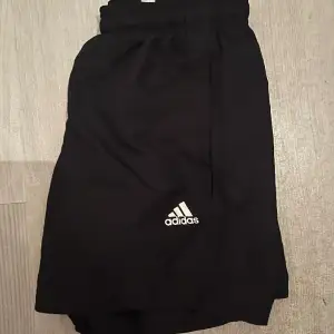 Jätte fina adidasbadshorts köpta på deras hemsida. Köpte de i somras men då de inte passade har de bara dammat. Använda Max 1 gång.