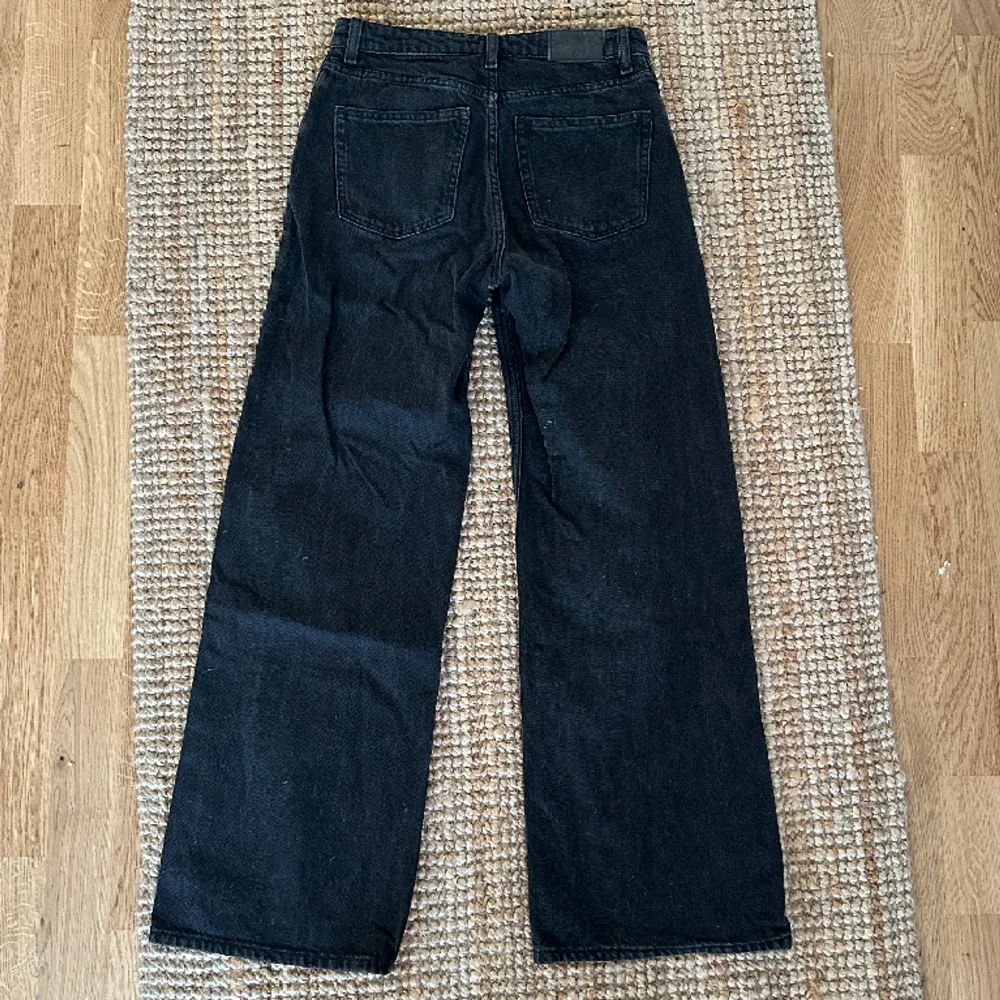 Säljer dessa jättefina monki-jeans av god kvalitet på grund av att dem har blivit för små.. Jeans & Byxor.