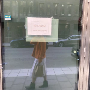 Tröja ifrån cos - Orange stickad tröja ifrån cos, så fin och cool i utringen, storlek l men tycker den sitter nice oversize på mig💖