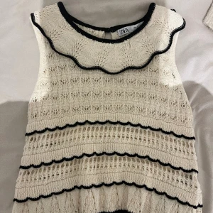 Zara topp - Cool topp från zara använd ca 2 gånger! Konstig i storleken st L men passar Xs/S. Perfekt till fest eller tjejkväll!😽
