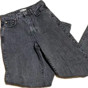 Superfina high waist jeans från gina.  Innerbenslängd: 81cm 