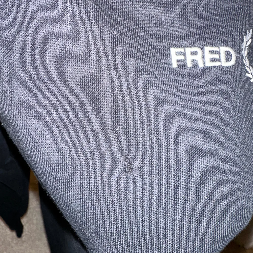 Obs! Tröjan har två små hål!  Säljer en svart Fred Perry sweatshirt i storlek S i nyskick, förutom de två små hålen. Dessa syns dock knappt, se bild. Det finns också ett pyttelitet på ena ärmen, skickar bild på begäran.. Tröjor & Koftor.