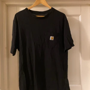 Carhartt t-shirt - Säljer då den inte används längre. Fint skick, nypris runt 400.00 SEK. Kontakta vid frågor eller fler bilder osv.