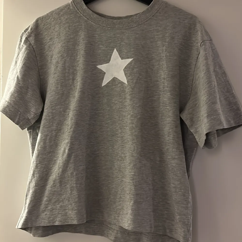 En handmålad tröja i form av en abstrakt stjärna i tygfärg målad av mig 🫶 T-shirten är grå och i tjockare material. Tröjan är i storlek M och är lite croppad. Superfin på (: Pris kan diskuteras! skicka gärna prisförslag . T-shirts.
