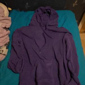 En lila oversized hoodie (typ M-L) jag fick av en vän förra året men nu har tröttnat på och säljer :)
