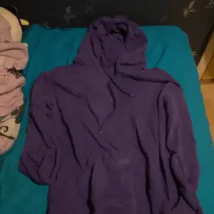 En lila oversized hoodie (typ M-L) jag fick av en vän förra året men nu har tröttnat på och säljer :)