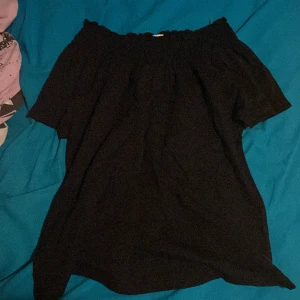 Off shoulder tröja - En off shoulder tröja med gummi band som håller uppe armarna, fått av min mormor i finland men aldrig använt.
