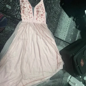 Rosa klänning - Jag har använt denna klänningen en gång bara. Den är i storlek S