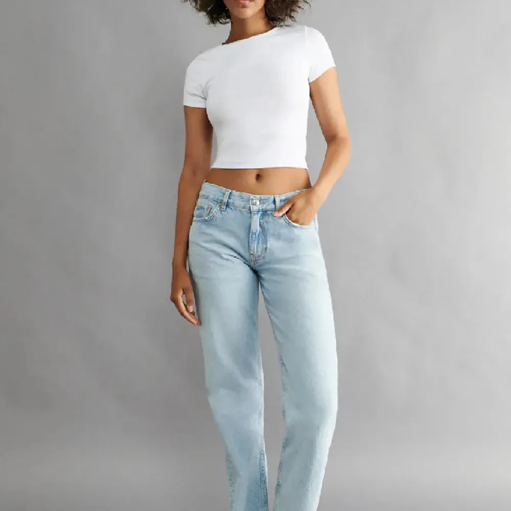 säljer dessa ursnygga low waist straight jeans som är i nyskick💓 . Jeans & Byxor.