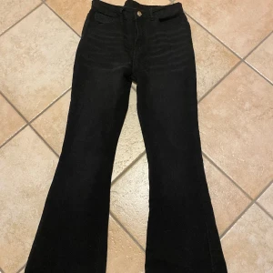 Svarta jeans - Storlek S. Köpt ifrån shein. Säljer för 120kr, priset kan diskuteras. Testat en gång. Hade passat alla som är 165+. Den säljs för 120kr för att den kostar 200 egentligen men använt en gång så sänkte priset.