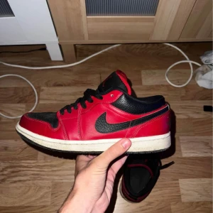 Air jordan 1 lows - Hej vill sälja mina air jordan lows för att dem passar mig inte längre, storleken är 41 och det kan passa 42 också. Nyskick, inga hål eller något bara lite sliten men inte mycket, man ser knappt. Hör av dig om du har några frågor😁pris diskuteras 