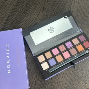 Anastasia palett  - Aldrig använd palett ord pris 595. Mitt pris 300 kr. Kan diskuteras vid snabb affär 