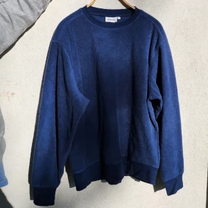 Mörkblå fleece från Weekday - Storlek L. Fint skick.