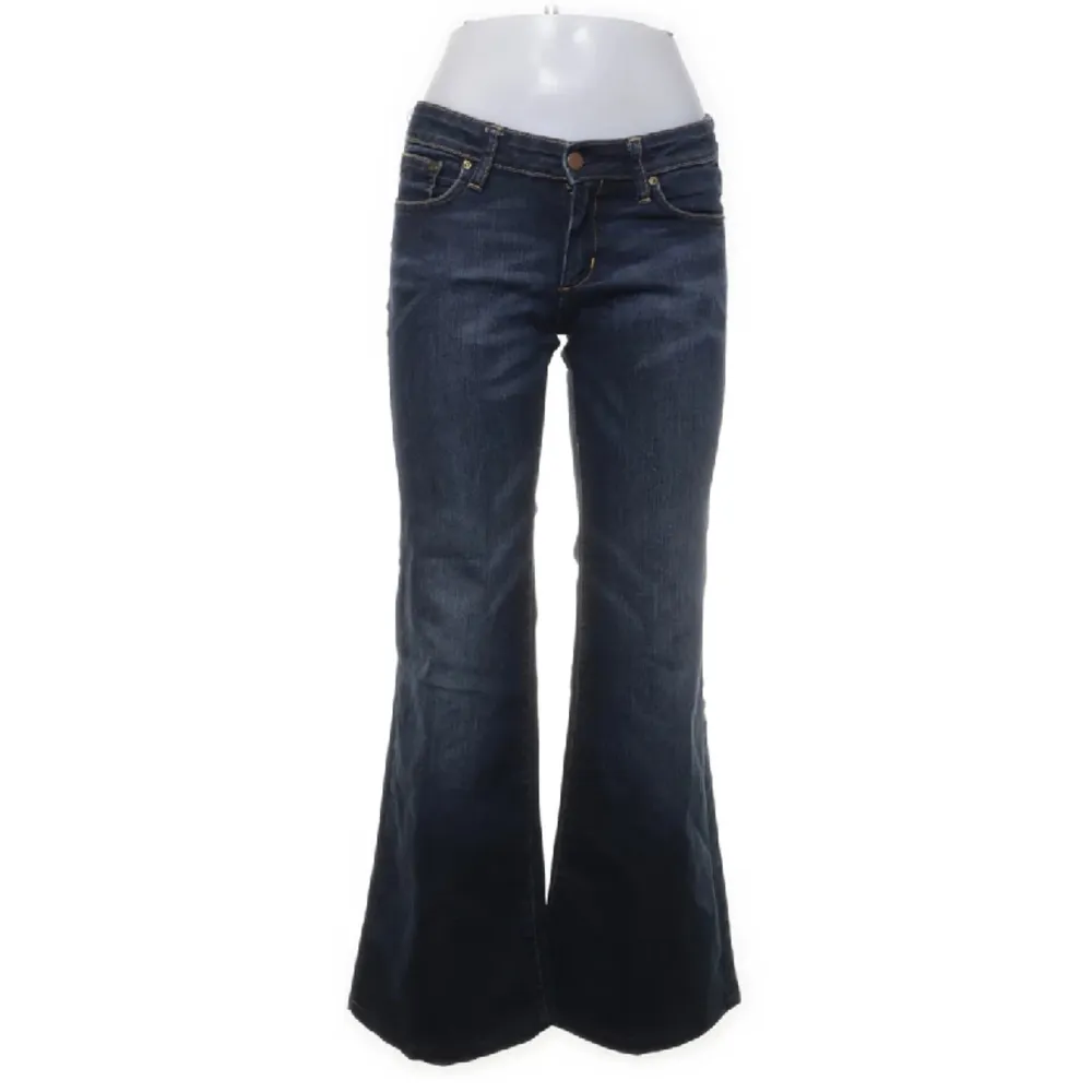 Snygga vintage lågmidjade vida jeans från H&M. Storlek 27. Midjemått 70 cm. 36,5 cm tvärs över. Innerbenslängd 74 cm. . Jeans & Byxor.